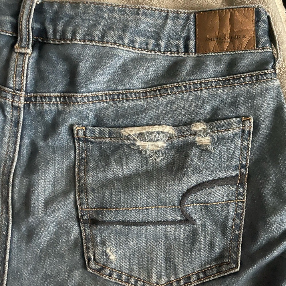 American Eagle Woman’s Tomgirl MIDI Distressed Medium Blue Denim Shorts Sz 8 - Picture 9 of 14